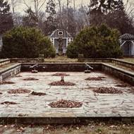 Zahrada po roce 1989 chátrala. Na snímku z roku 1990 jsou čtyři žáby – chrliče. Dvě kdosi odcizil a zatím se je nepodařilo dohledat.