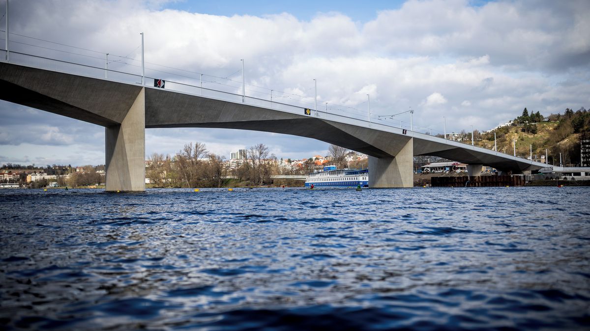 Vítejte na mostě, jaký si Praha může dovolit. A musí