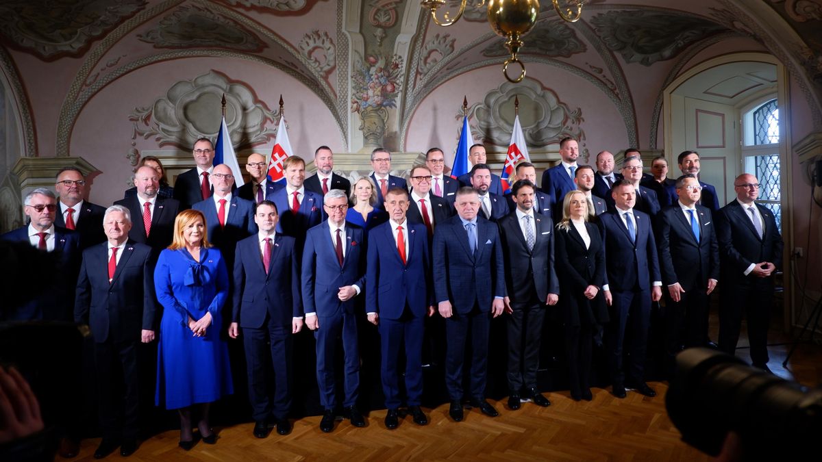 Babiš s Ficem pod jednou střechou. Vítal je protest i hejtman s chlebem