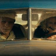 Christian Bale jako Frank a Jessie Buckley coby Ida.