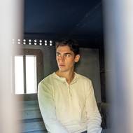 Hero Fiennes Tiffin jako Sherlock Holmes.