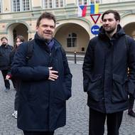 Cestou do Sněmovny se na akci zastavil bývalý ministr kultury Martin Baxa z ODS. „Podal jsem pozměňovací návrh na 300 milionů korun pro živou kulturu a 200 milionů korun na památky,“ řekl agentuře ČTK.