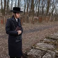 Někteří chasidé hledají na leżajském hřbitově náhrobky se jmény svých předků. V roce 1988 byly z dlažby rynku znovu vyzdviženy desítky náhrobků a další se našly při stavbě kruhového objezdu v roce 2001. V létě 2020 bylo na rynku odkryto přibližně sto zachovaných náhrobků a padesát fragmentů, z nichž mnohé si uchovaly původní polychromii.