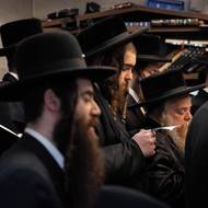 Večer na začátku jarcajtu se už uvnitř ohelu nedá ani hnout, i když letos kvůli válce na Blízkém východě přijela jen zhruba čtvrtina očekávaných poutníků.