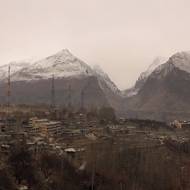 „Zůstali jsme vzhůru až do tří hodin ráno a snažili se, aby to zamrzlo,“ řekla Gulová. „Děláme, co můžeme.“ 
„Na této aréně jsme pracovali celý týden,“ líčil Naseer Uddin, spoluzakladatel SCARF. „Ale když silně vysvitlo slunce, všechno se zničilo.“

(Obytné domy a turistické hotely během sněhového sucha v údolí Hunza v Gilgit-Baltistánu v Pákistánu, 12. ledna 2026.)