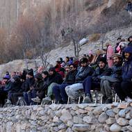 Během zahajovacího ceremoniálu organizátoři varovali, že kluziště je příliš křehké na to, aby uneslo celé týmy. Tradiční přátelský zápas v úvodní večer byl zrušen.

(Lidé se shromáždili, aby sledovali hokejový zápas ve vesnici Sost v Horní Hunze, 15. ledna.)