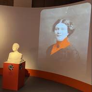 Výstava začíná bustou Františky Plamínkové. 