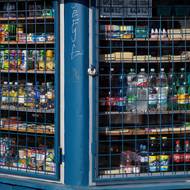 „Vy máte fakt všechno“, raduje se řemeslník při zastávce u počernické trafiky.