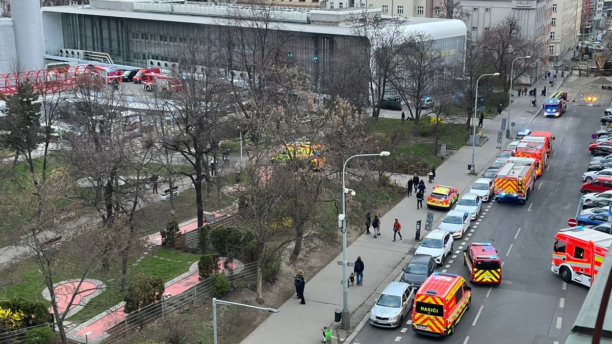 Ze Žižkovské věže hasiči evakuovali kvůli zakouření výtahu 100 lidí