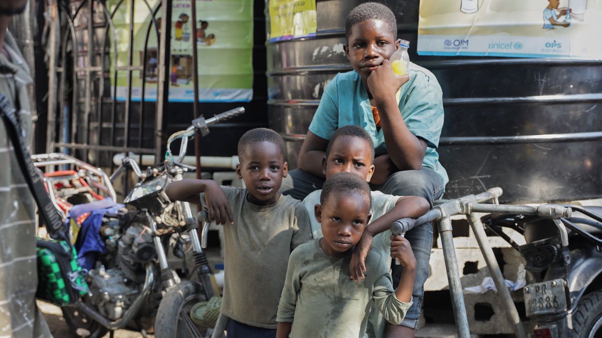 Doktoři na Haiti léčí i členy gangu, kteří zabili dcery nebo matky kolegů