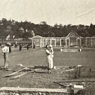 Majitelka Vily Čerych během budování zahrady podle návrhu Josefa Kumpána.