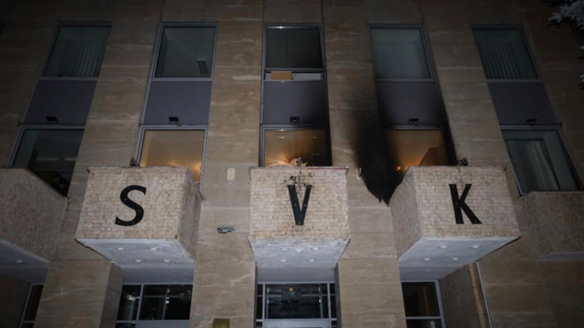 Na ruskou budovu v Praze někdo hodil zápalné lahve