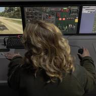 Když Rusko v roce 2022 zahájilo plnohodnotnou invazi, náborové kanceláře přetékaly dobrovolníky, kteří chtěli bránit zemi. Nyní jsou téměř všichni nově příchozí branci, kteří se nepřihlásili z vlastní vůle.

(Cvičení řidičských dovednosti na simulátoru obrněného vozidla ve výcvikovém středisku ukrajinských pozemních sil na utajeném místě, 25. března.)