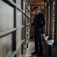 Na fotografii ze seriálu Mladý Sherlock, který lze nově vidět ve videotéce Amazon Prime Video, je Dónal Finn jako James Moriarty.