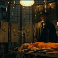 Christian Bale jako Frank a Jessie Buckley coby Ida.