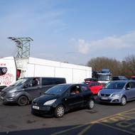 Zácpa na benzince u hranic