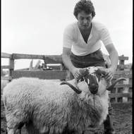 „Nejprve to bylo fajn, ale pak jsem zjistil, že si to neužívám. Nepracoval jsem. Nakonec jsem se vrátil na začátek a založil jsem skupinu Wings,“ shrnul.