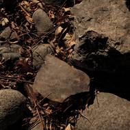 Blok zmrzlého ledu leží mezi skalami poblíž místa konání hokejového zápasu ve vesnici Sost v Horní Hunze, 14. ledna v Pákistánu.