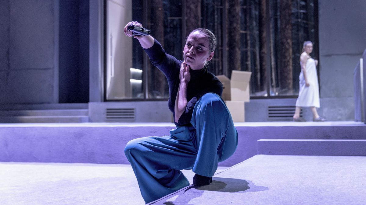 Recenze: Heda Gablerová v Národním je narcis. Díky Beretové stojí za vidění