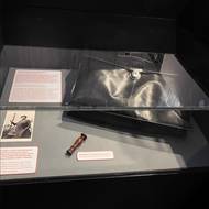 Její naditá aktovka – postrach nás všech, pronesl o ní kolega. 