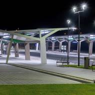 Rekonstrukce byla uskutečněna i před nádražím v Havířově, kde vznikl nový dopravní uzel. Přestupní terminál má spojit železniční, autobusovou, osobní, ale také cyklistickou dopravu. Přestavba stála zhruba 111 milionů korun. Vyfoceno 11. ledna 2021.