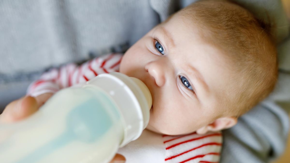 Rodiče chtějí testy staženého kojeneckého mléka. Úřady je odmítají