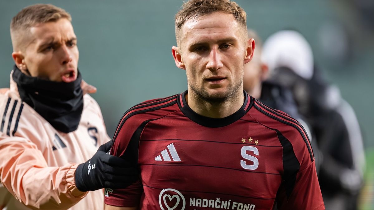 Poločasová mela na derby. Fyzioterapeut Slavie nakopl sparťana Kuchtu