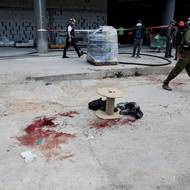 Izrael chrání několik vrstev protivzdušné obrany. Základ tvoří trojice systémů, které vyvinul sám Izrael, byť s výraznou americkou asistencí. Jde o systémy Iron Dome (Železná kopule), Davidův prak a Arrow. Od loňského roku je v zemi rozmístěn také americký systém THAAD.
(Skvrny od krve v místě dopadu po smrtícím íránském raketovém útoku, Jehud, Izrael, 9. března.)