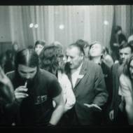 Rozhořčený funkcionář diskutuje s Jirousem během koncertu ve Zruči nad Sázavou.