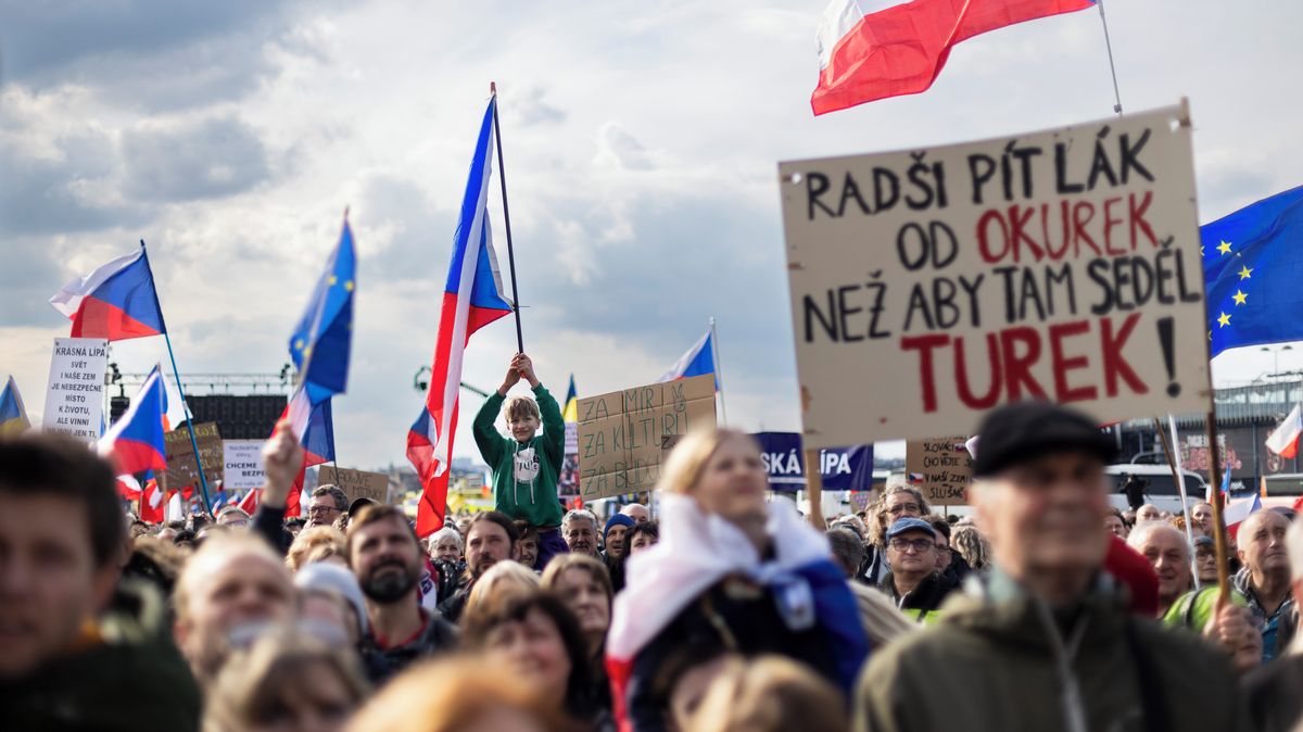 „Babiš se z toho nerozbrečí, ale nebudeme jako ovce,“ zaznělo mezi lidmi na Letné