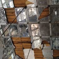 Podle snímků ze 3. března pokrývalo podlahy v paláci Golestan rozbité sklo ze zrcadlových stropů, přičemž pod stěnami pokrytými skleněnou mozaikou ležely rozbité oblouky, vyražená okna a poškozené lišty. (3. března)