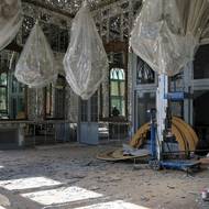 UNESCO potvrdilo poškození honosného paláce Golestan bývalé královské dynastie Kadžárovců, který byl z velké části postaven a renovován v 18. století. Škody utrpěly i palác Chehel Sotoun ze 17. století či mešita Masjed-e Jāme, která se nachází v Isfahánu. (Palác Golestan byl poškozen americko-izraelskými leteckými údery v jeho blízkosti, 3. března.)