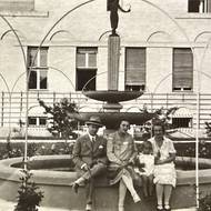 Marie (zcela vpravo) s manželem a prvorozeným synem Ladislavem před rodinnou Vilou Čerych.