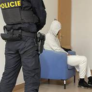 Další obvinění si své obličeje zakrývali.