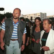 Ninger přichází s Václavem Havlem na druhý koncert skupiny Rolling Stones v Praze na Strahově v srpnu 1995.