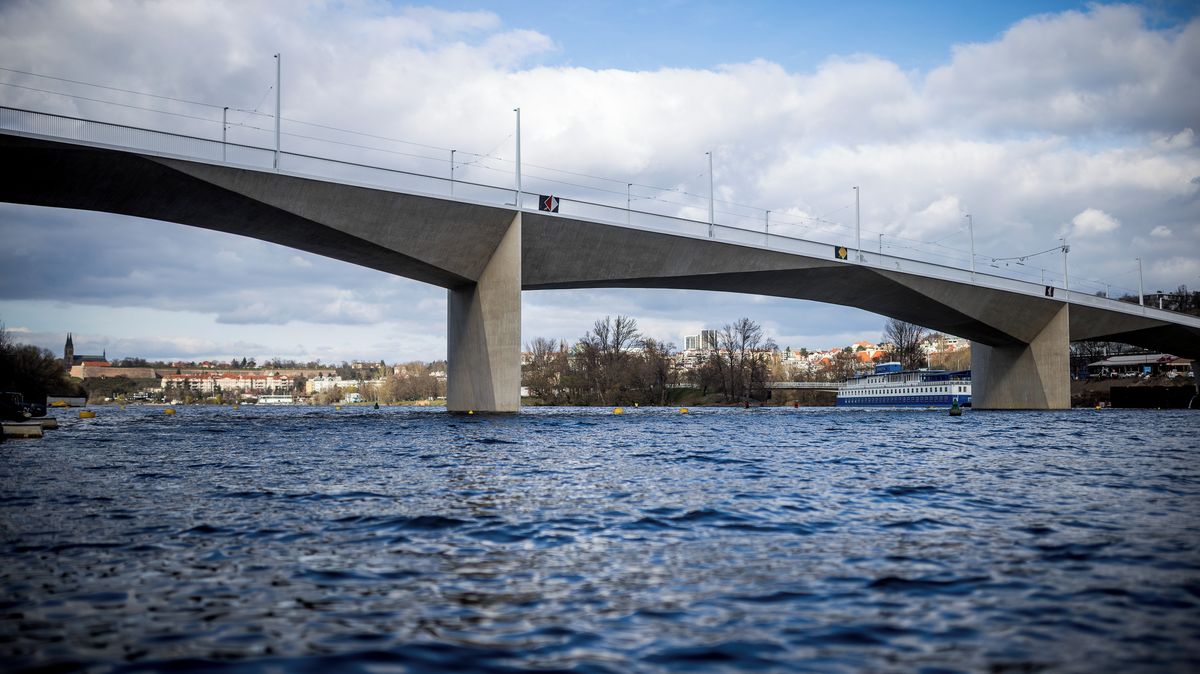 Mapa: Jak nový Dvorecký most změní trasy tramvají a autobusů