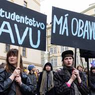 Akci nazvanou Stojíme za kulturou před jednáním poslanců o závěrečném třetím čtení návrhu státní rozpočtu pro letošní rok svolali studenti uměleckých vysokých škol, kteří vystoupili se svými projevy.