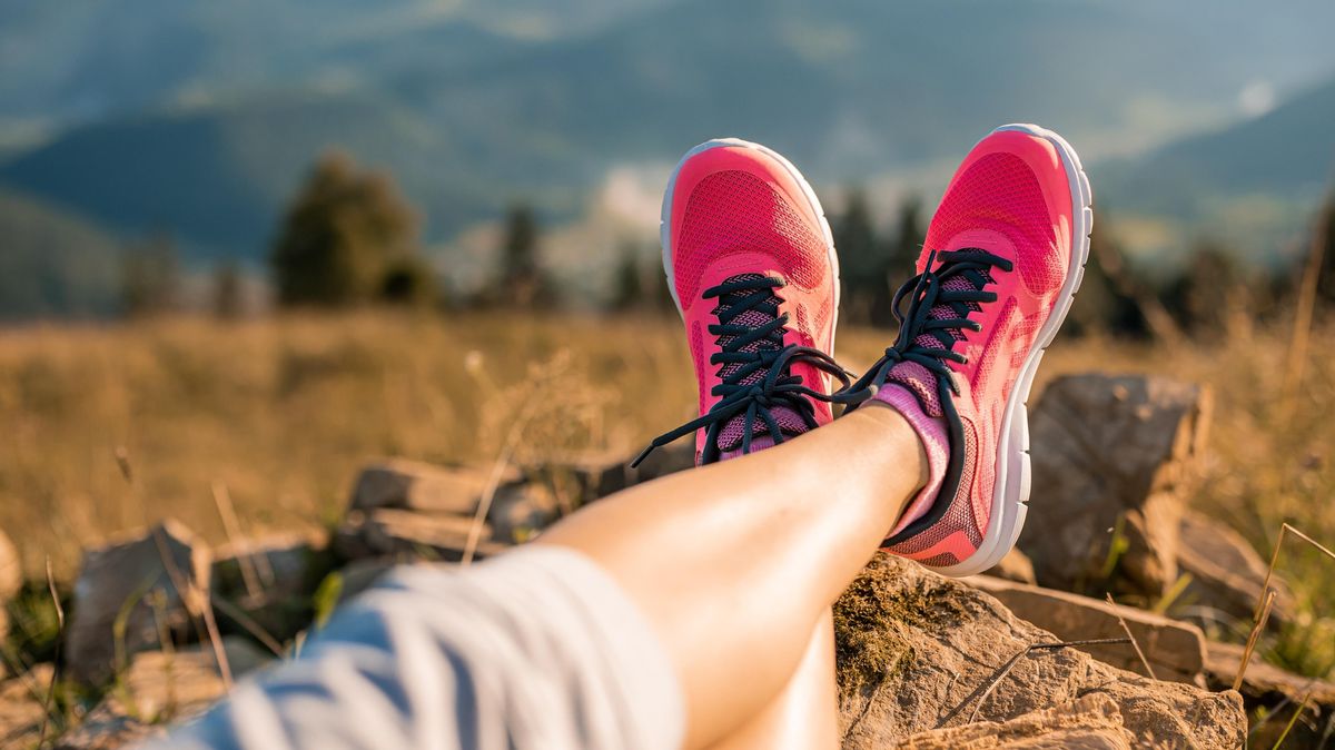 Jak sportovat, když vás něco bolí? Začněte chodit, ale naučte se to správně