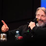 V něm dále účinkují Leonardo DiCaprio nebo Jennifer Lawrence.