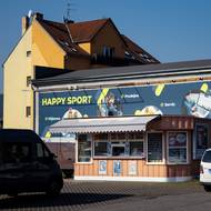 Další zachovalá budka je v Modřanech na parkovišti mezi auty.