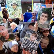 „Jsou to naše děti, naši bojovníci, bránili nás,“ řekla pětapadesátiletá Olha.