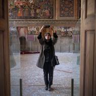 Podle mezinárodního práva musí všechny země rozlišovat mezi vojenskými a civilními cíli a při vojenských konfliktech minimalizovat škody na kulturních památkách. (Na snímku žena fotografuje u historického paláce Chehel Sotoun, který byl poškozen tlakovou vlnou výbuchu, 11. března.)