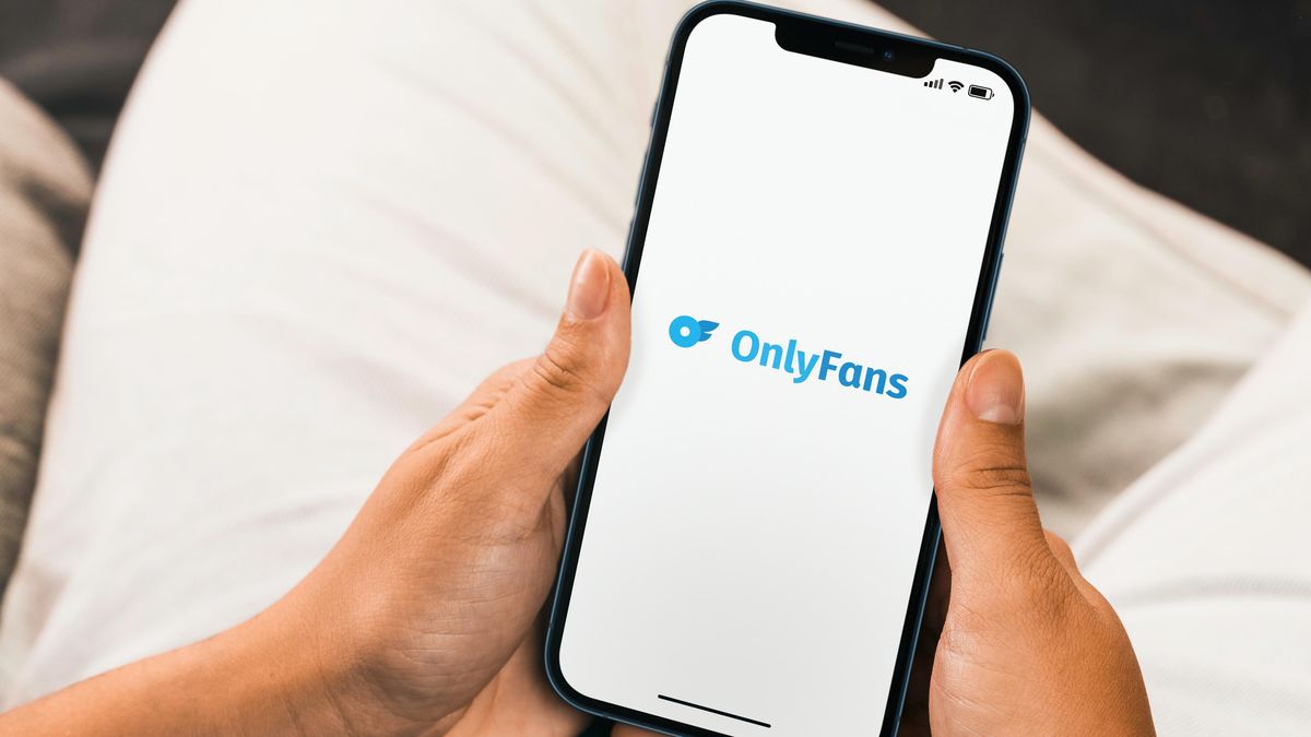 Policie stíhá čtyři lidi za obchodování s desítkami dívek na platformě OnlyFans