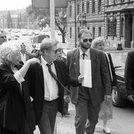 Počátek 90. let. Michal Ninger v tmavých brýlích vedle Havla.