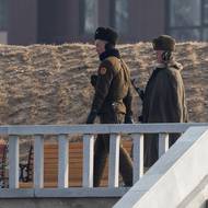 Severokorejští vojáci kráčí podél nově vybudovaného nábřeží v severokorejském městě Sinuidžu, 15. ledna 2026. 