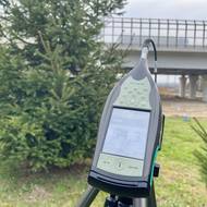 ... nicméně u takzvaného impulzivního hluku, který vydávají třeba mostní uzávěry, jsou limity o 12 decibelů níž. 