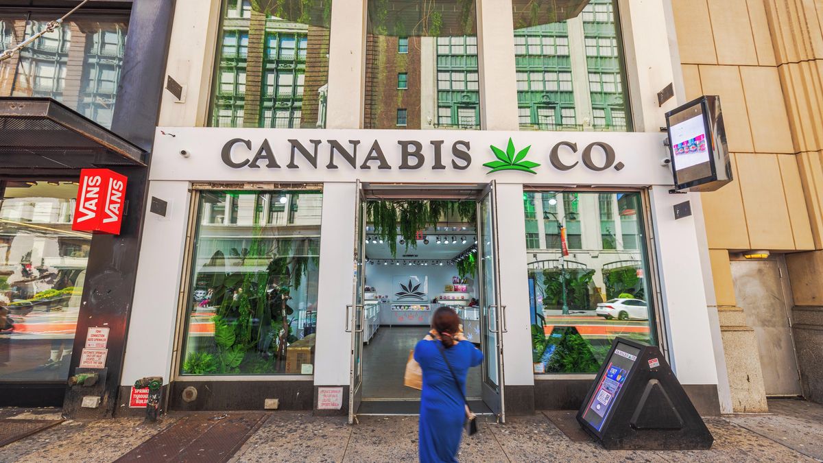 Marihuana ovládla New York. Ale jen reklamou a zákony, obchodům moc nevydělává