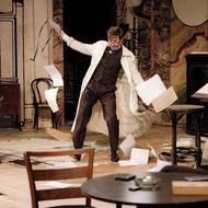 Na fotografii z inscenace Fellnerův Helmer a Helmerův Fellner, která měla o víkendu premiéru v brněnském Mahenově divadle, je Pavel Čeněk Vaculík jako Klenák.