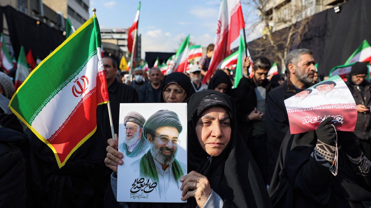 Íránský režim zdegeneroval, Orwell to popsal přesně, říká reportér