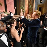 O’Brien si mimo jiné vystřelil ze šéfa Netflixu Teda Sarandose. „Ten je v kině poprvé,“ zavtipkoval.